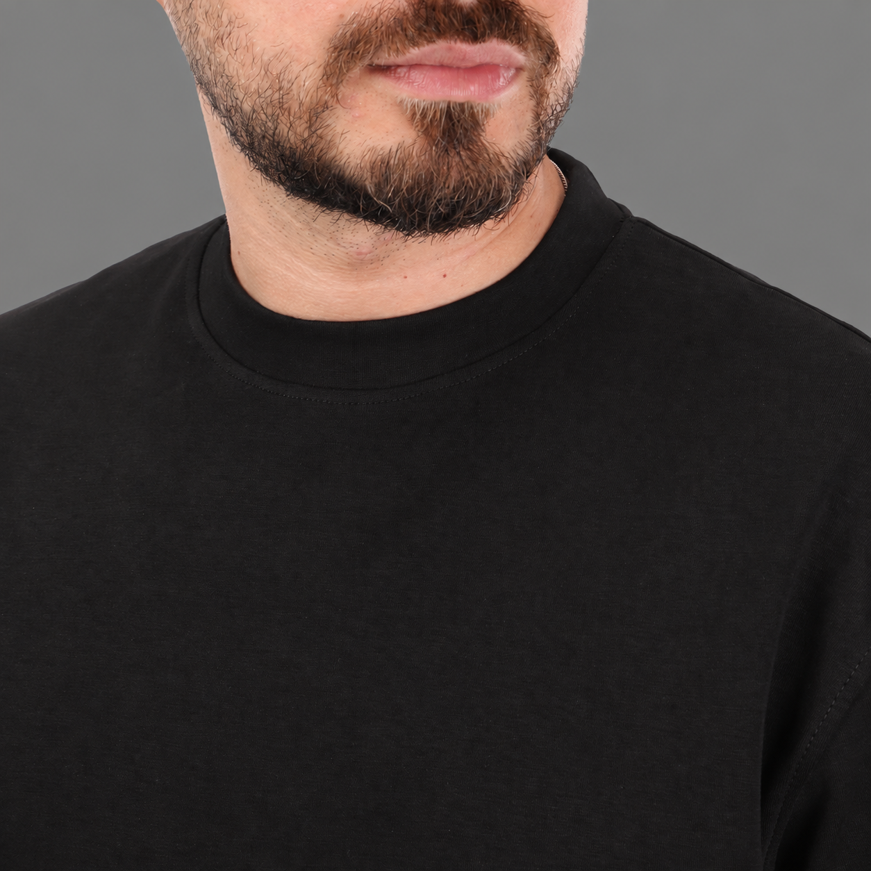 YA Signature Tee – Black Edition - الصورة 5